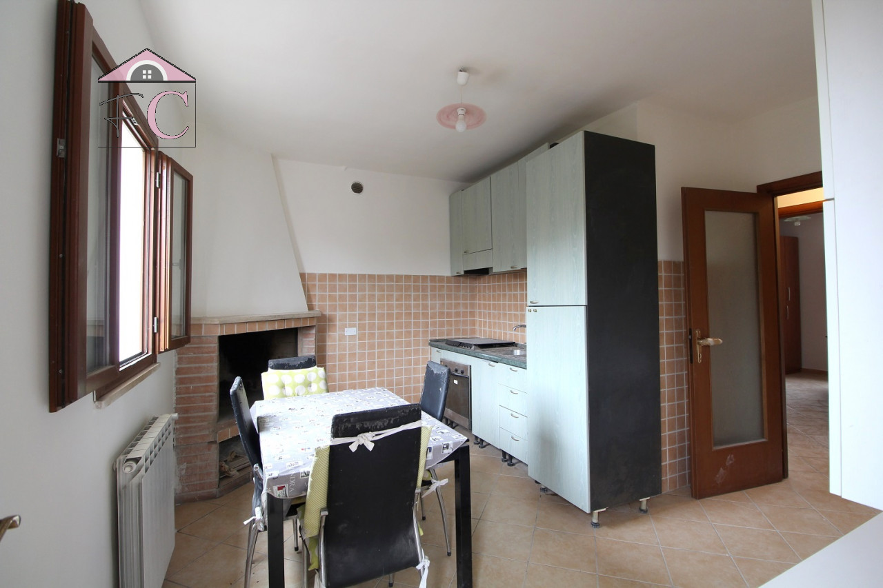 duplex ristrutturato con balconi e posto auto.jpg